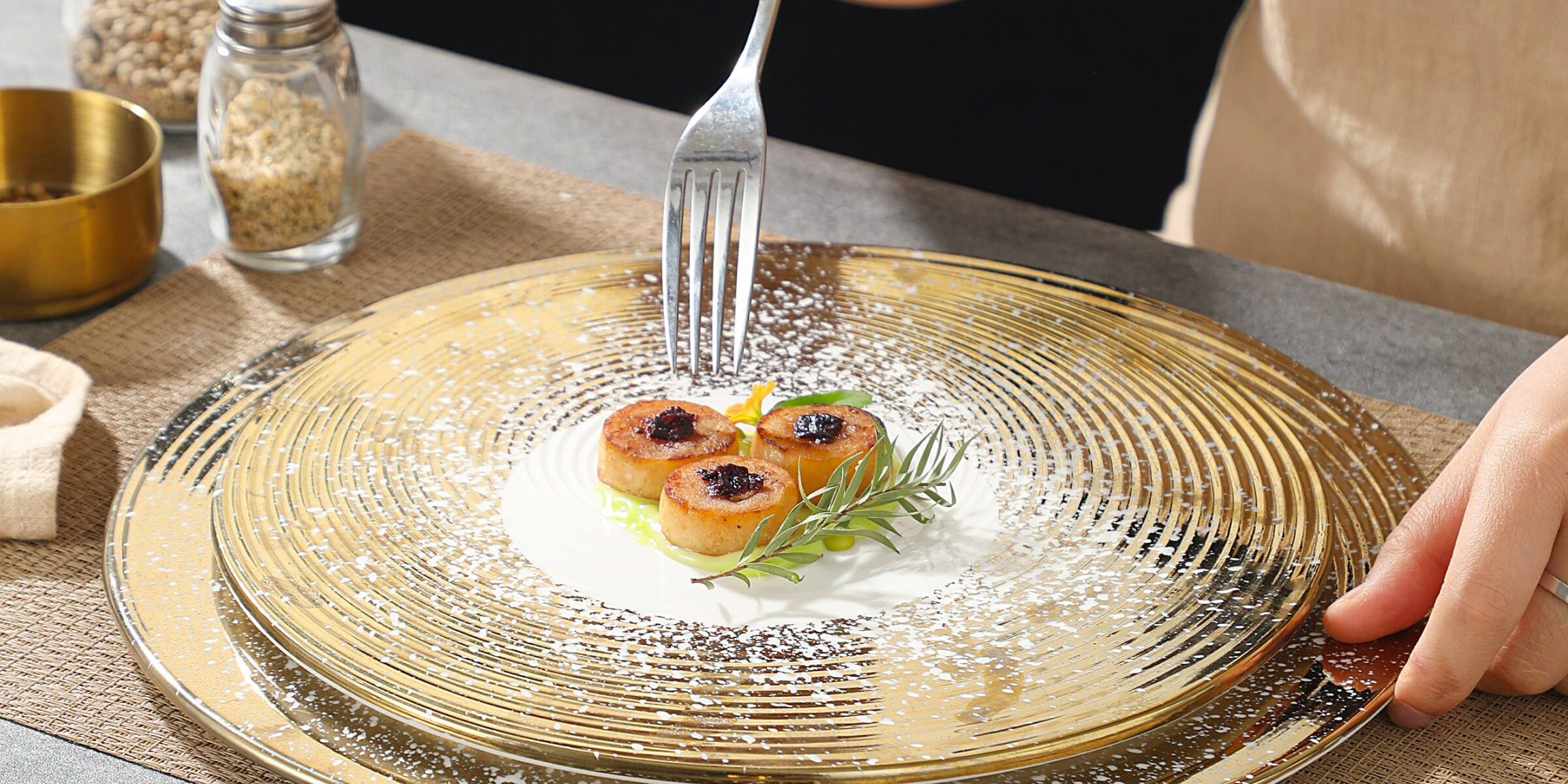 Elegant French-style ceramic dinner plates for home use